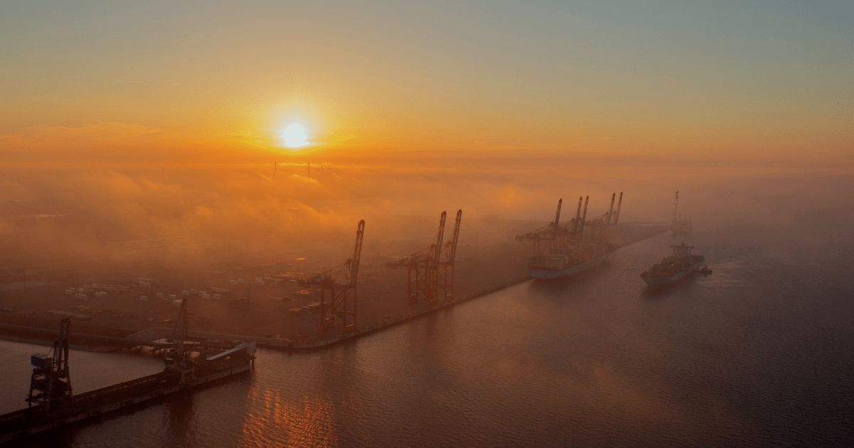 Jade-weser-Port bei Sonnenaufgangen im Nebel.